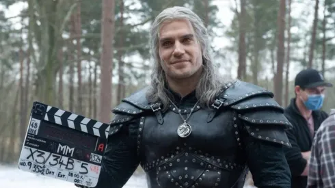 Henry Cavill interpretando a Geralt.
