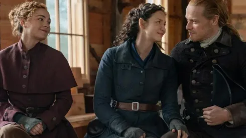 Sophie Skelton, Caitriona Balfe y Sam Heughan en Outlander.
