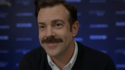 Jason Sudeikis protagoniza la serie.
