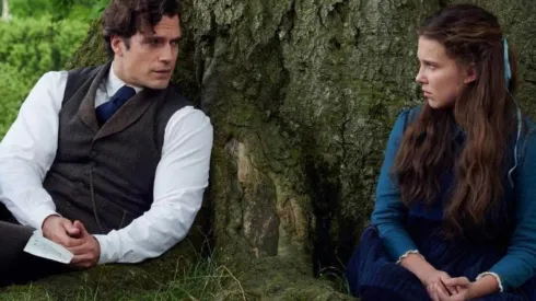 Millie Bobby Brown y Henry Cavill en Enola Holmes 1
