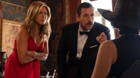 Jennifer Aniston y Adam Sandler en Misterio a Bordo 1
