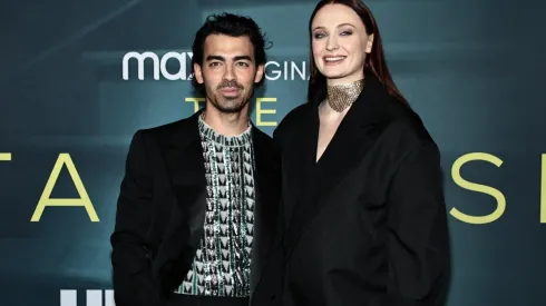 Joe Jonas y Sophie Turner en la premier de La escalera.
