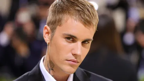 Justin Bieber tiene un virus que le genera una parálisis facial.
