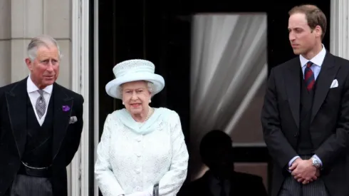 Carlos de Gales, Isabel II y William
