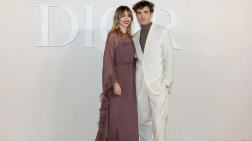 Suki Waterhouse y Robert Pattinson
