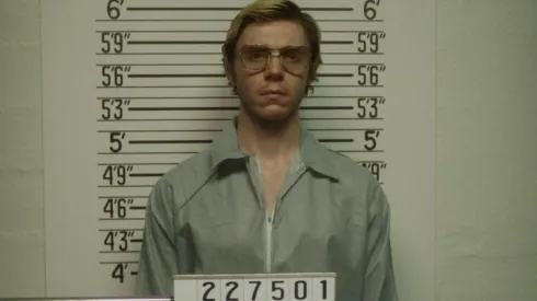 Evan Peters como Jeffrey Dahmer
