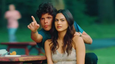 Rudy Mancuso and Camila Mendes in Música.
