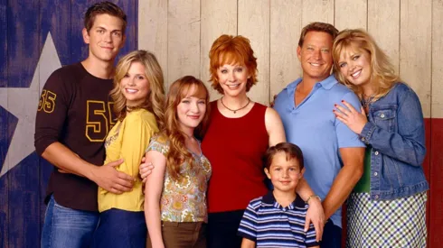 Reba McEntire, JoAnna Garcia Swisher, Mitch Holleman, Melissa Peterman, Scarlett Pomers, Christopher Rich and Steve Howey in Reba.
