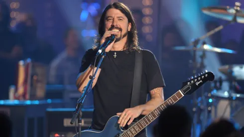 Dave Grohl of the Foo Fighters performs on VH1 Storytellers on October 28, 2009.
