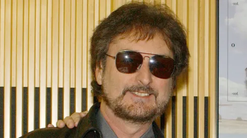 Rick Davis, of the british musical group Supertramp, holds the M80 radio station programs t-shirt during the promotion of the album "Slow Motion".
