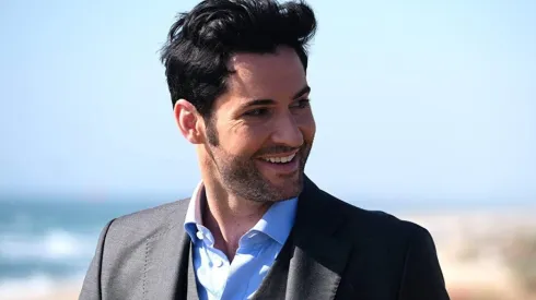 Tom Ellis interpretando a Lucifer.
