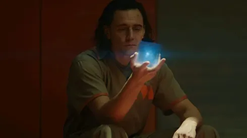 Loki en la TVA con el Teseracto.
