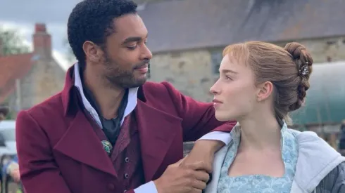 Phoebe Dynevor y Regé-Jean Page
