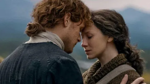 Caitriona Balfe y Sam Heughan protagonizan Outlander
