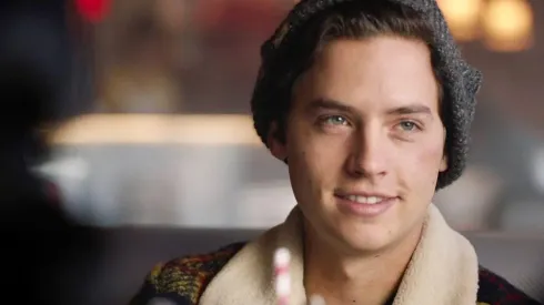 Cole Sprouse participa de Riverdale.
