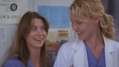 Ellen Pompeo y Katherine Heigl en Grey's Anatomy.
