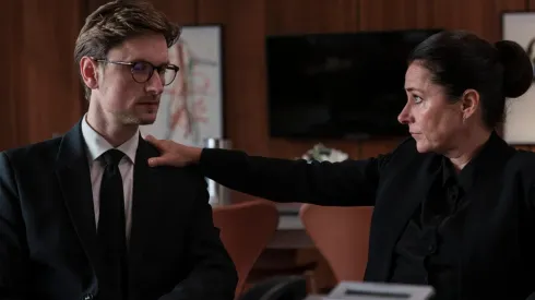 Sidse Babett Knudsen junto a Mikkel Følsgaard
