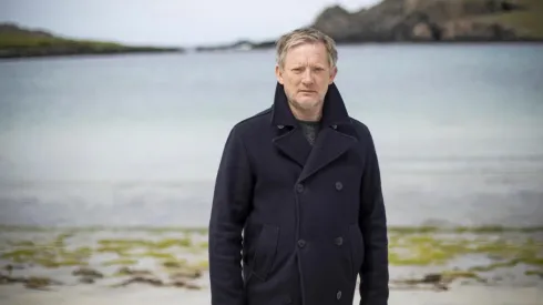 Shetland está protagonizada por Douglas Henshall.
