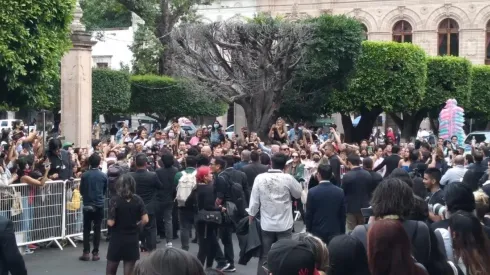 Alejandro González Iñárritu atendiendo a la gente de Morelia (Foto: Spoiler)
