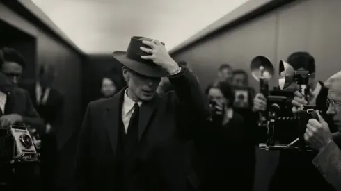 Oppenheimer marca el regreso de Christopher Nolan al cine luego de Tenet.
