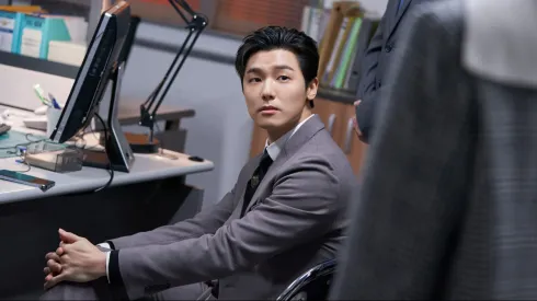Kang Min-hyuk da vida a Han Jun-kyoung en Celebrity<br />
de Netflix
