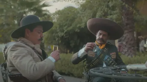 Pancho Villa y Emiliano Zapata, en una escena de esta serie que acaba de estrenarse.
