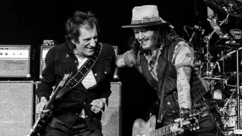Johnny Depp en el escenario con Joe Perry, en una presentación con Hollywood Vampires.
