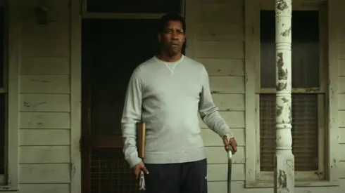 Denzel Washington interpreta al capitán William "Whip" Whitaker.
