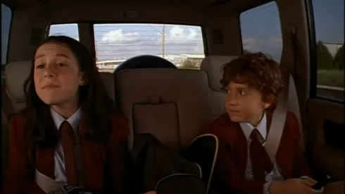 Así se veían en 2001 Carmen y Juni Cortes, los Mini Espías originales.
