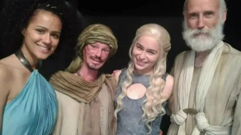 El actor posa en esta imagen con sus compañeros de Game of Thrones.
