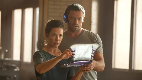 "REAL STEEL"
RS-06357R
Charlie Kenton (Hugh Jackman) and Bailey Tallet (Evangeline Lilly) study the command matrix on the controller's screen that sets the robot boxer Noisy Boy into action mode in DreamWorks Pictures' action drama "Real Steel".
Ph: Melissa Moseley
©DreamWorks II Distribution Co., LLC. ÊAll Rights Reserved.
