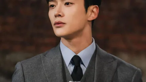 RoWoon como Shin Yu en el k-drama 'Un amor predestinado' de Netflix.
