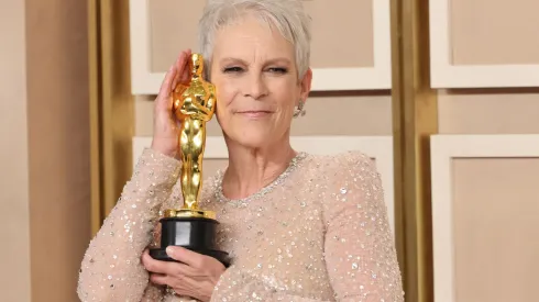 Jamie Lee Curtis posando orgullosa con su Oscar por Todo en todas partes al mismo tiempo.
