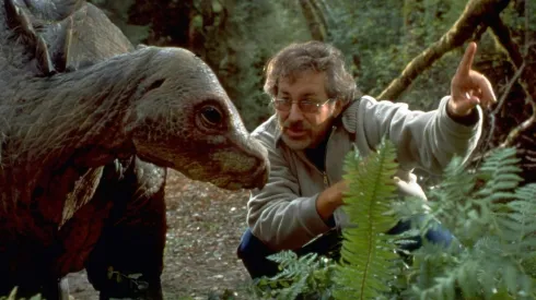 Steven Spielberg junto a un dinosaurio en el set de The Lost World.
