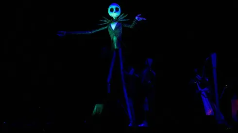 LOS ÁNGELES, CALIFORNIA – 29 DE OCTUBRE: Titiriteros controlan una marioneta de Jack Skellington en el escenario durante Disney's Tim Burton's "The Nightmare Before Christmas" Live To Film Concert Experience en el Banc of California Stadium el 29 de octubre de 2021 en Los Ángeles, California. (Foto de Timothy Norris/Getty Images).
