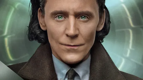 Tom Hiddleston en uno de los afiches promocionales de la segunda temporada de Loki.
