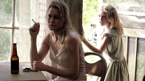 Robin Wright y Dakota Fanning en Hounddog.
