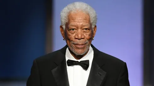 Morgan Freeman habla en el escenario durante la 47ª edición del AFI Life Achievement Award en honor a Denzel Washington.
