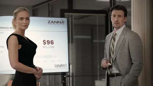 Emily Blunt y Chris Evans en "El Negocio del Dolor". 
