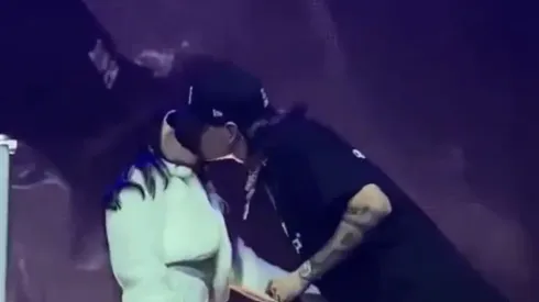Nicky Nicole y Peso Pluma enloquecieron a sus fans en el Pepsi Center con el beso que se dieron.
