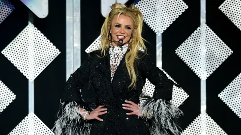Britney Spears cantando durante el 102.7 KIIS FM's Jingle Ball 2016.
