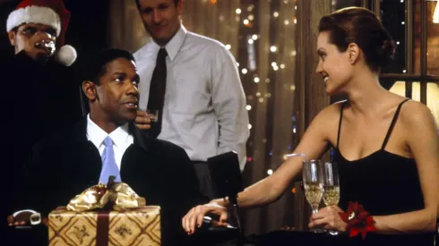 Denzel Washington y Angelina Jolie en la película recién estrenada en Prime Video.
