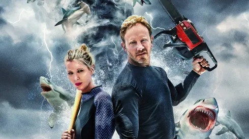 Ian Ziering y Tara Reid en una de las imágenes promocionales de la saga Sharknado.
