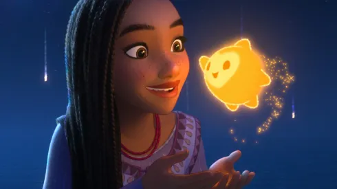 Asha, la protagonista de Wish, junto a la estrella de los deseos.
