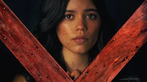 Jenna Ortega en el afiche de la película de terror X.
