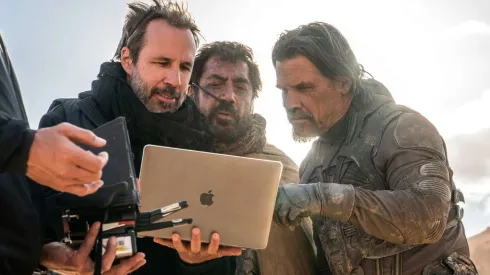 Denis Villeneuve junto a Javier Bardem y Josh Brolin en el set de Dune: Parte 2.
