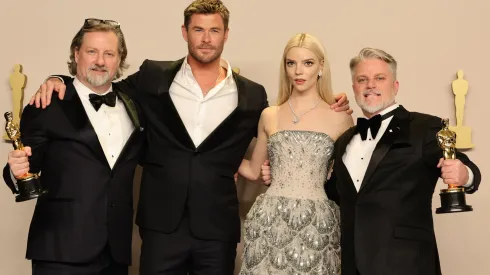 Dave Mullins y Brad Booker, ganadores del premio al Mejor Corto Animado por "¡War is Over!", posan con Chris Hemsworth y Anya Taylor-Joy
