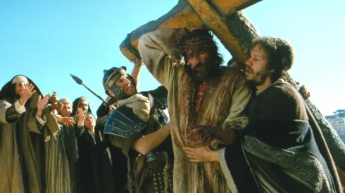 Jim Caviezel como Jesús en el Vía Crucis, en La Pasión de Cristo, de Mel Gibson.
