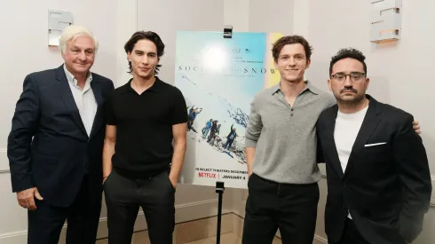 Roberto Canessa, a la izquierda, posa junto a los actores Enzo Vogrincic, Tom Holland y el director J. A. Bayona, en el estreno de la película La Sociedad de la Nieve.
