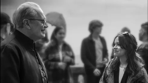 Christopher Lloyd y Jenna Ortega

